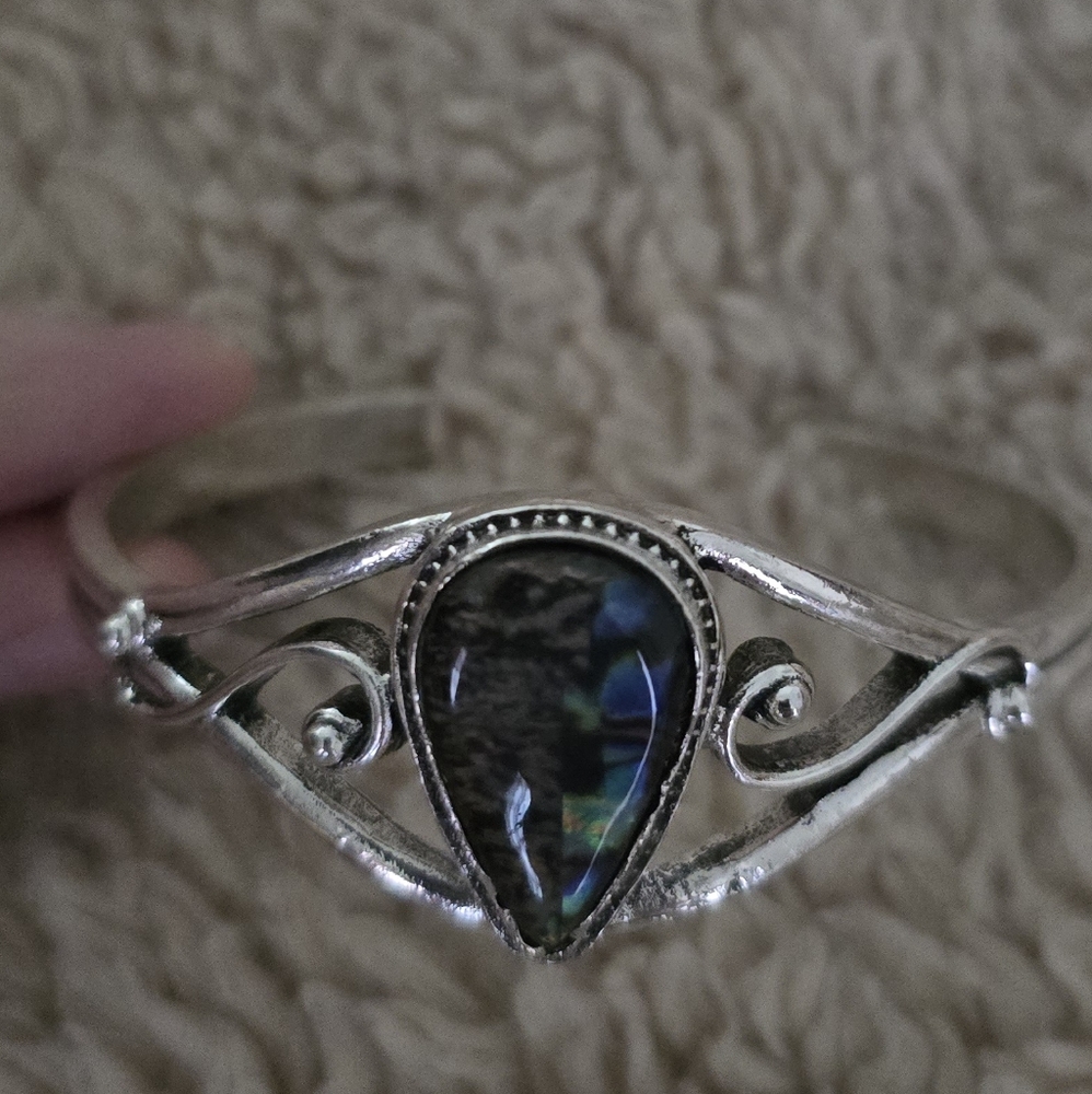 Laboradote Teardrop Cuff Bagle Aet In Silver Tone. Euc